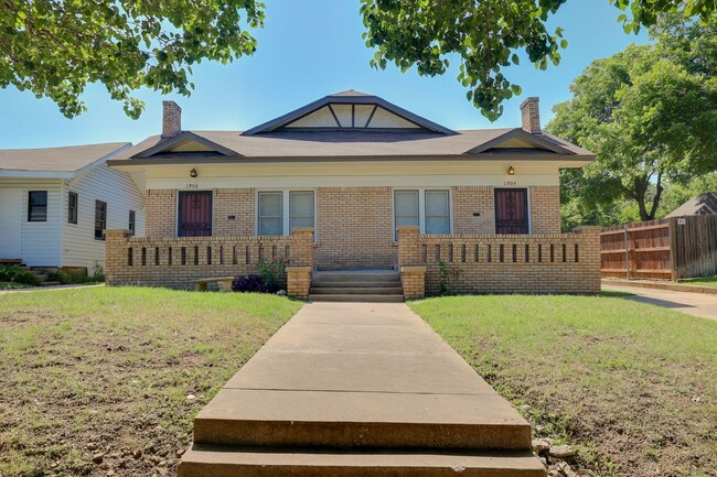 1904-1906 Clover Lane - 1904-1906 Clover Lane Apartment Unit 1904 Clover Lane