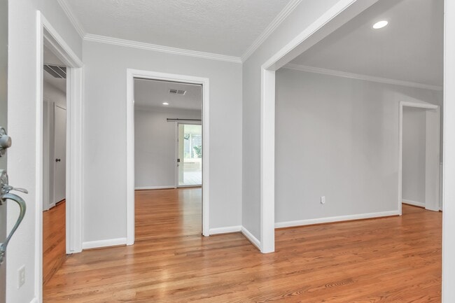 Photo - 4611 Merwin St