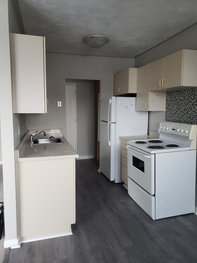 Photo - 772 Stirling Av S