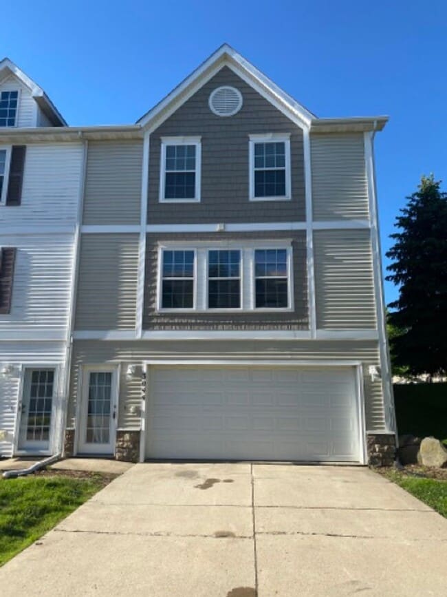 Building Photo - 3044 SW Sharmin Ln