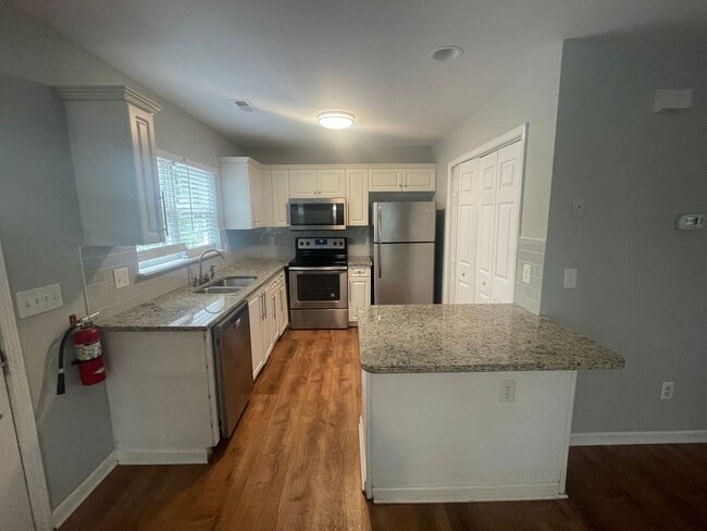 Photo - 3 Bedroom 2 Bathroom with Bonus Room UNCW/...