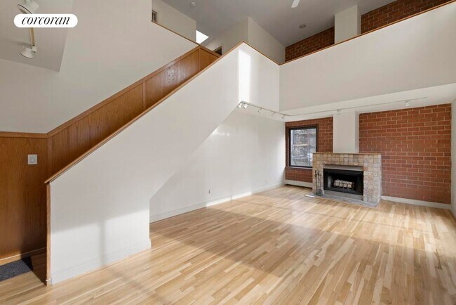 Photo - 445 W 19th St