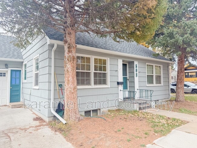 Building Photo - 502 & 502 1/2 South 16th - 1