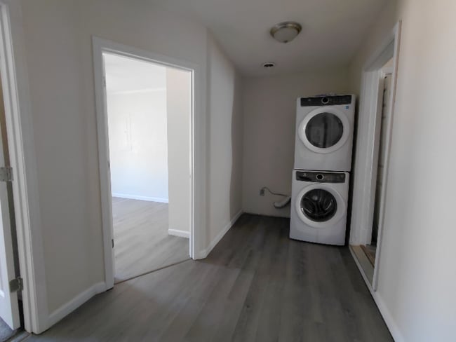 Photo - 211 Crakston Ct