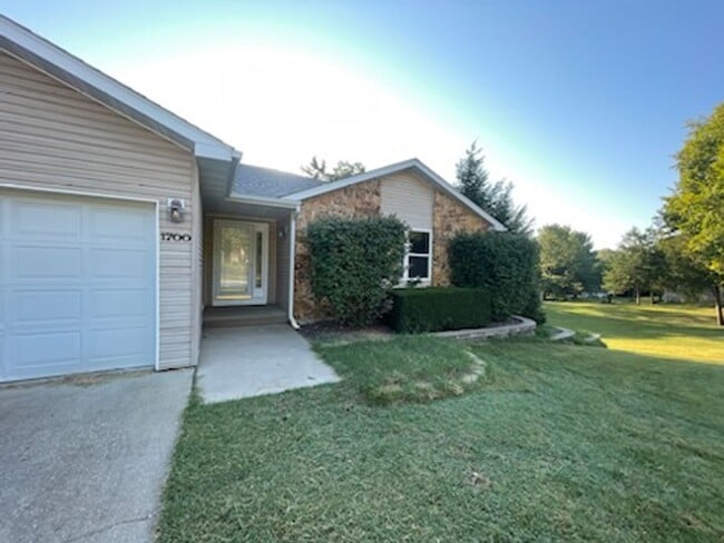 Building Photo - Spacious 3 bedroom/3 bath home