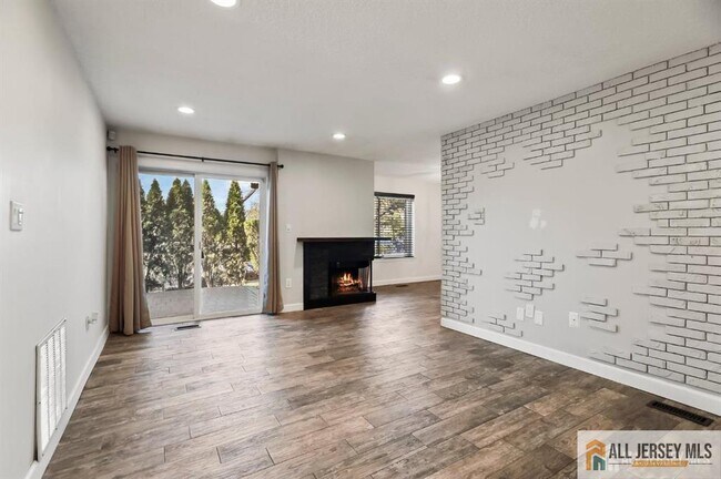 Photo - 5 Farnham Square