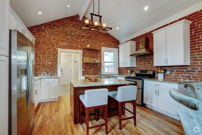 Building Photo - 727 Kalamath St Rental