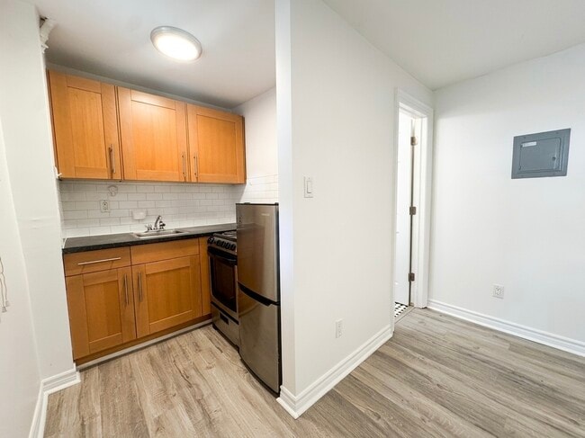 Building Photo - 496 Montrose Ave - 26 Unit 26