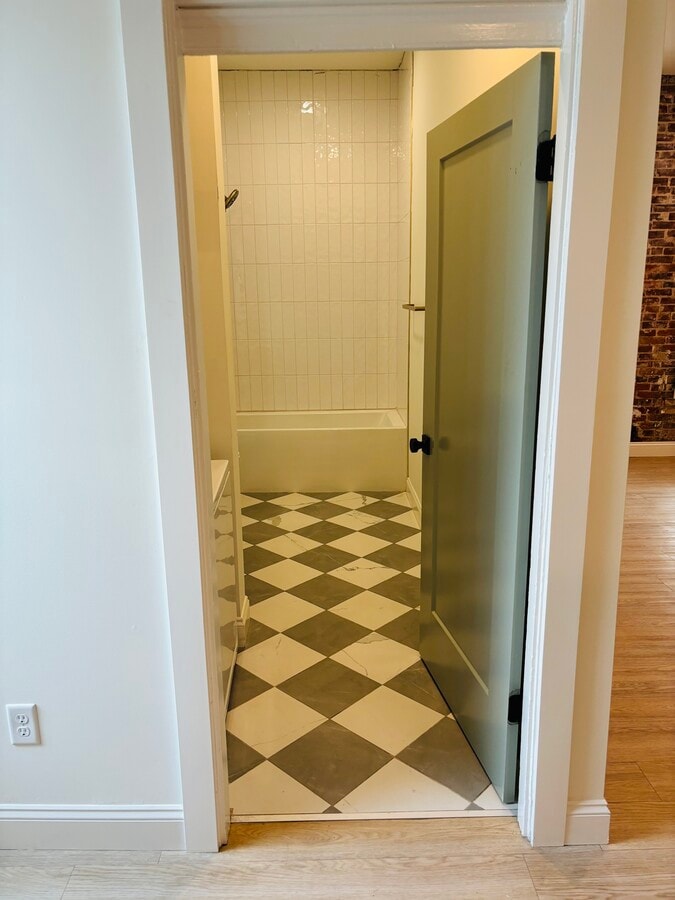 Photo - 711 Broadway St