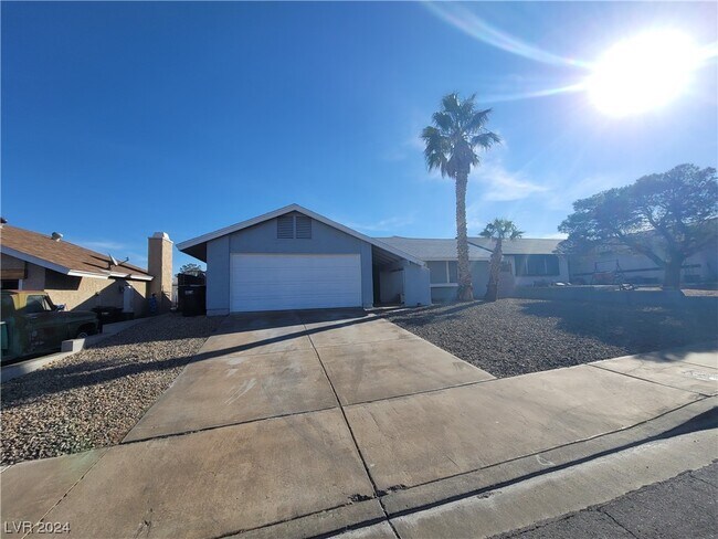 Photo - 461 Mcbride Way