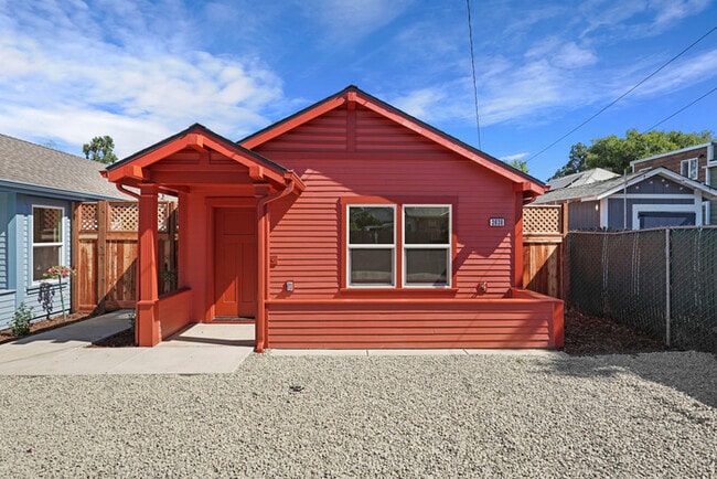 Building Photo - Beautifully Built 2/1 in North Oak Park Close to UC Davis + McGeorge Law School!