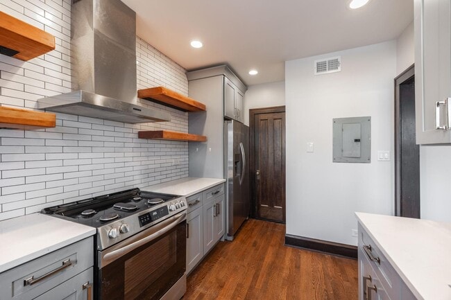 Building Photo - 2623 W Devon Ave Unit 301