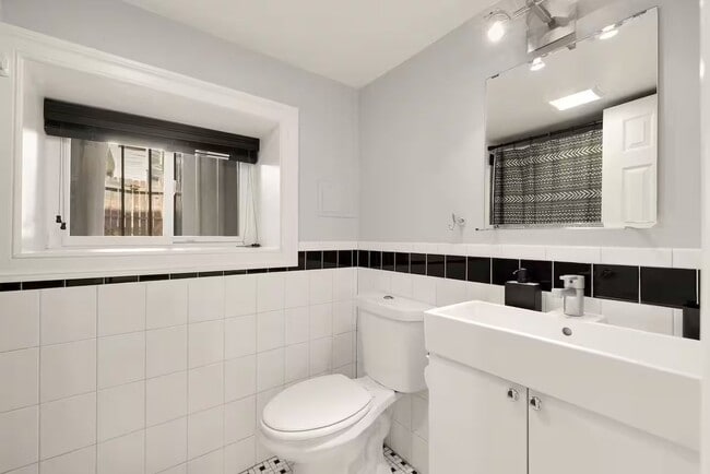 Photo - 637 Keefer Pl NW