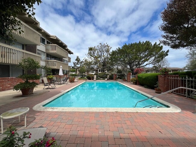 Building Photo - 6526 Ocean Crest Dr Unit A214