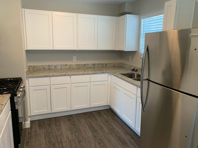 Cocinas y baños renovados con electrodomésticos modernos y paletas de colores en tonos suaves. - High Oaks