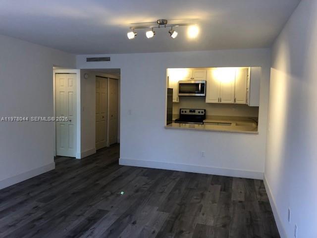 Building Photo - 9301 SW 92nd Ave Unit 207C