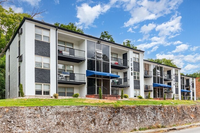 Building Photo - Washington Court Apartments- Newly Renovated Unit 3858-02