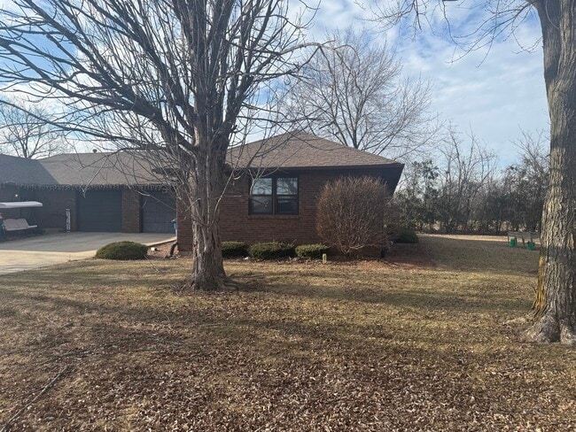 Building Photo - 315 Carriage Dr