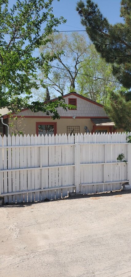 EAST DOWNTOWN GUEST HOUSE - EAST DOWNTOWN GUEST HOUSE