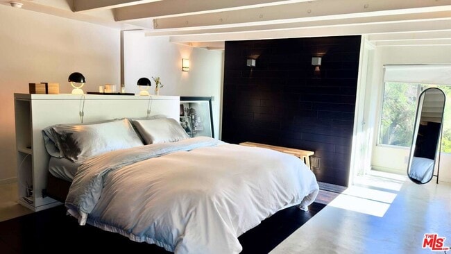 Photo - 19562 Cave Way