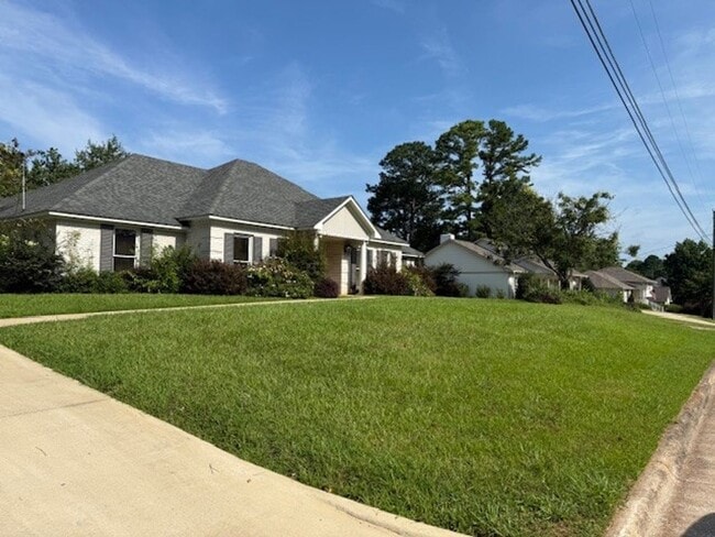 Building Photo - Beautiful 4 Bed 2.5 Bath Available Now! Rental