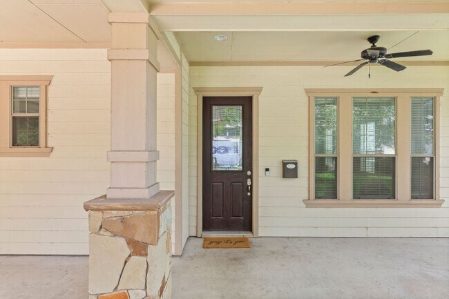 Photo - 305 Zennia St