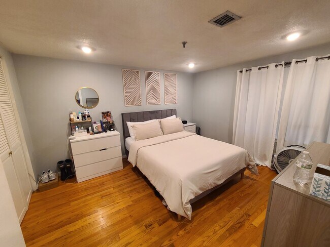 Photo - Renovated large 1 bed - B line T - Off Street Parking Unidad 103