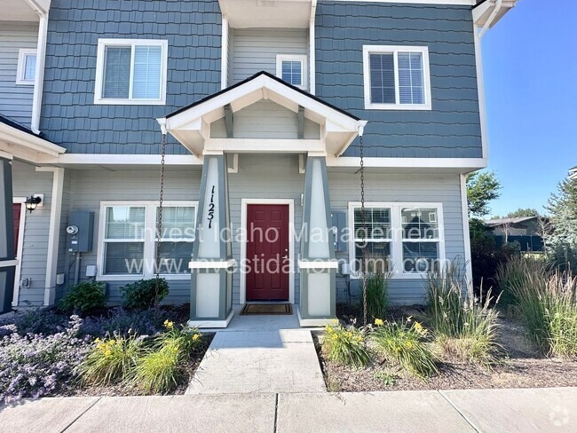 Building Photo - Stylish Townhome with Room to Relax & Ente...