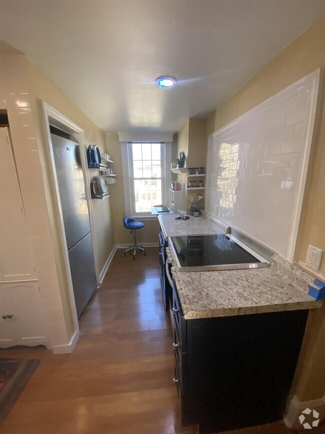 Building Photo - 11 Beech St Unit 2 Rental