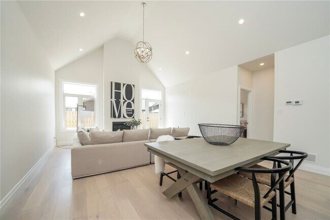 Photo - Live in Beautiful Port Stanley -4 Bedroom TownHome *Garage * Available April 2026 Unité 33