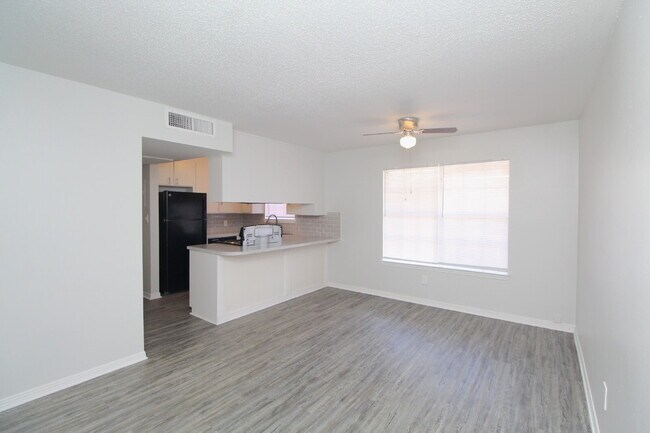 Photo - Bright and Fresh 1-Bedroom Apartment with Easy Access to UWF and West Florida Hospital Unit G4