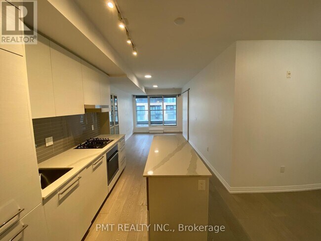 Photo - 835 St Clair Ave W Unité 503