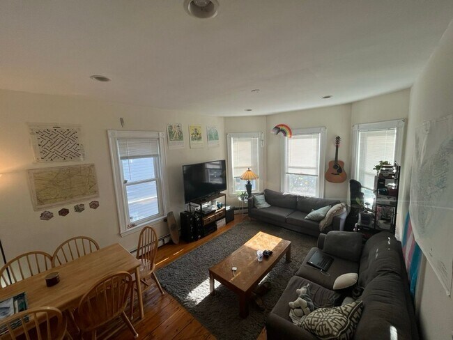 Photo - 4 Bedroom 6 min Walk from the Green Line