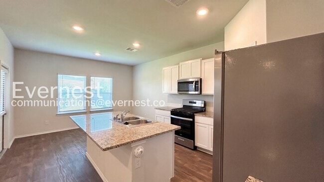 Photo - 3 Bed/2.5 Bath Home with Fenced Yard & Garage / Vouchers Accepted / Available Now!