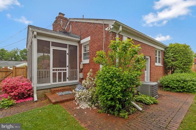 Building Photo - 1907 Alberti Dr