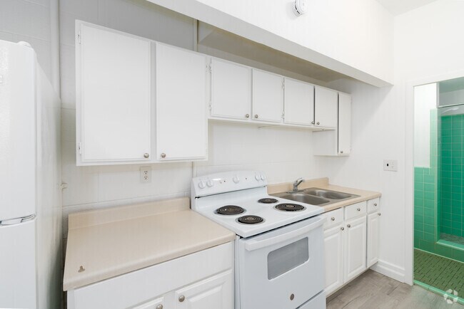 2BR, 1BA - 760SF - Kitchen