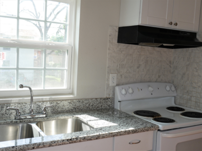 Building Photo - 408 N 67th St Rental