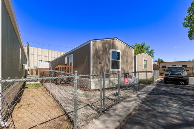Building Photo - 2 bedroom - 4th st Unit Lot 25