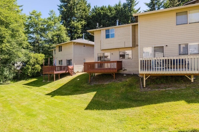 Building Photo - Desireable End Unit, Bremerton Triplex - A... Rental