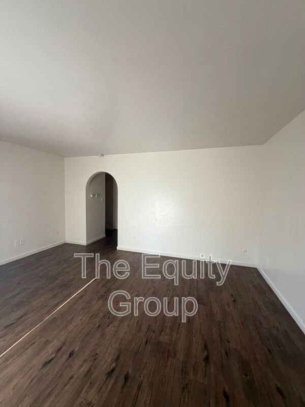 Photo - 530 E Myrtle Ave