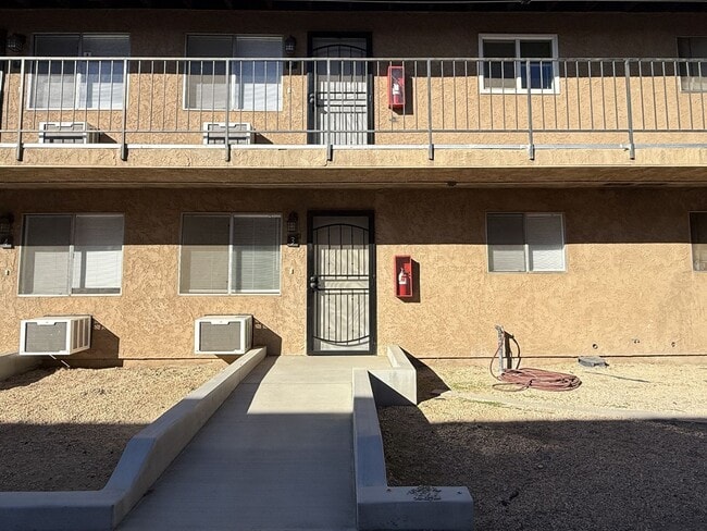 Building Photo - Palmdale 1 bedroom Unit 3
