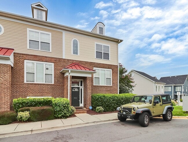Building Photo - Beautiful End-Unit Townhome on a Prime Location!
