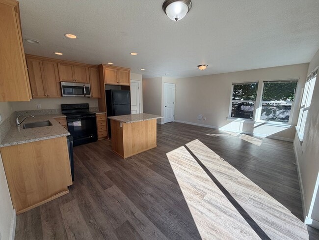 Photo - MOVE IN SPECIAL: HALF OFF FIRST MONTH'S RE...
