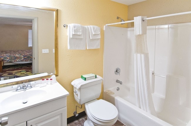 Northwest Airport Inn