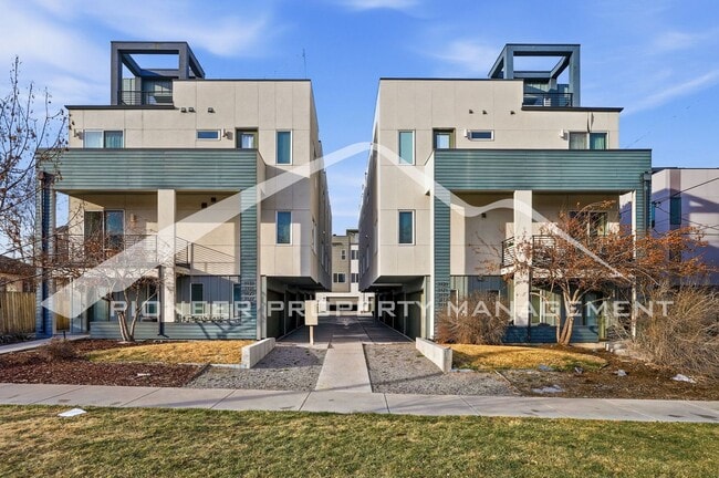 Building Photo - Gorgeous Townhome with Central AC and Rooftop Deck