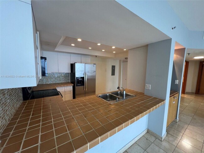 Building Photo - 520 Brickell Key Dr Unit A1519