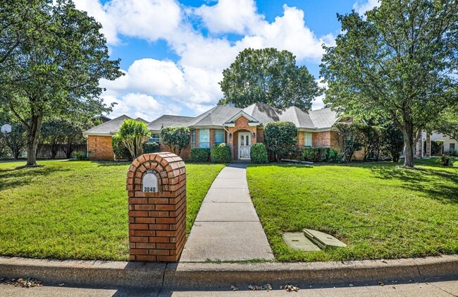 Building Photo - 3040 Flamingo Cir