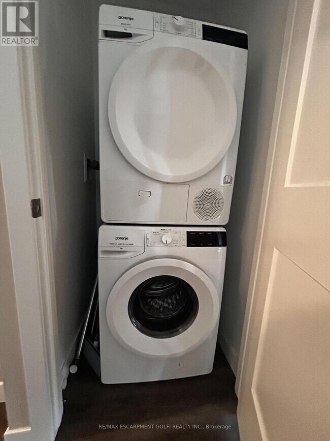 Photo - 15 Queen St S