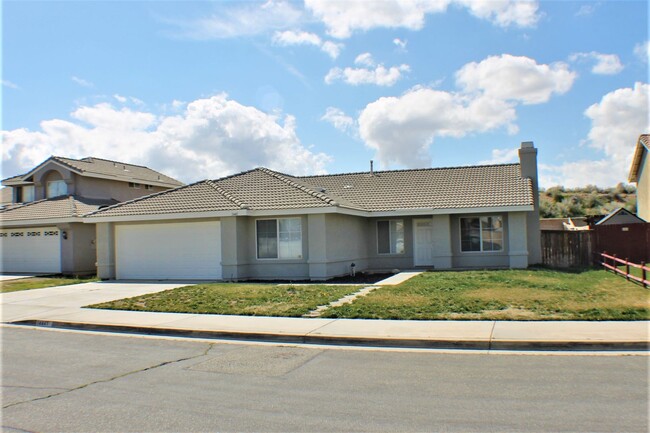 Roomy 4 bedroom home in Hesperia - Roomy 4 bedroom home in Hesperia