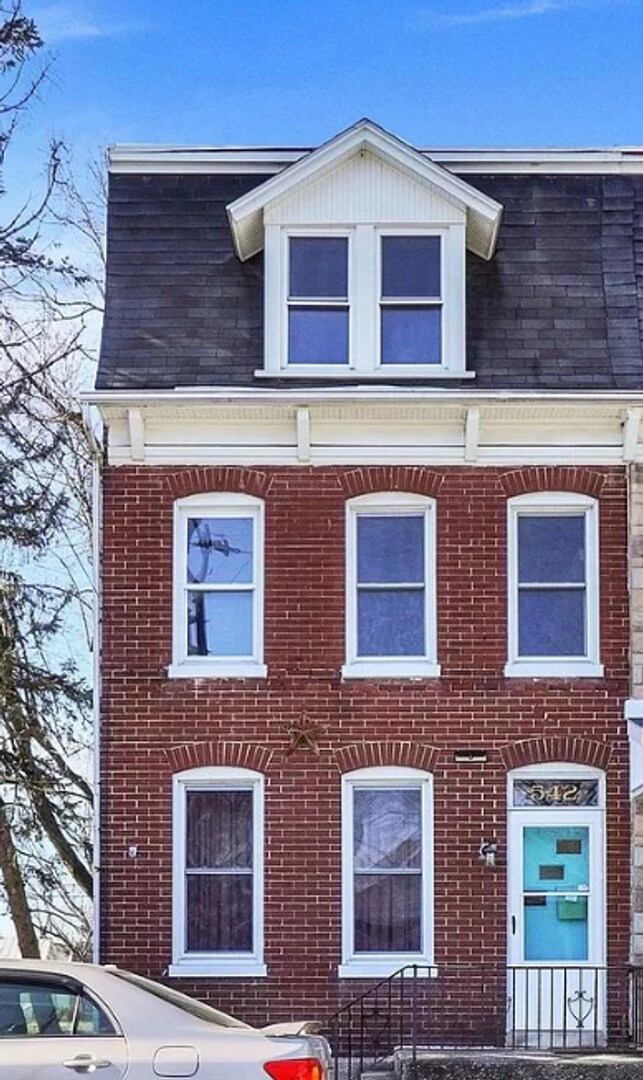 5 bedrooms! - 5 bedrooms!